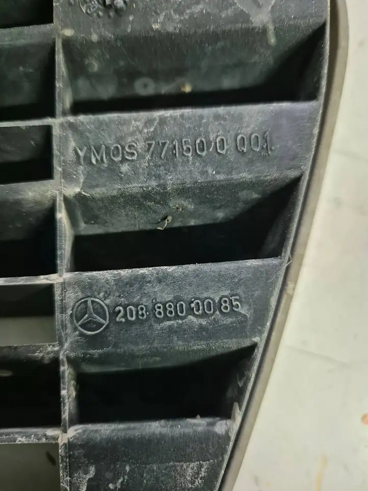 Mercedes-Benz CLK A208 (1997 - 2002) 2088800085 Передняя решетка — фото 3