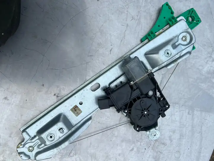 Opel Astra J (2012 - 2015) 915345105LH Механический стеклоподъемник задней двери — фото 1
