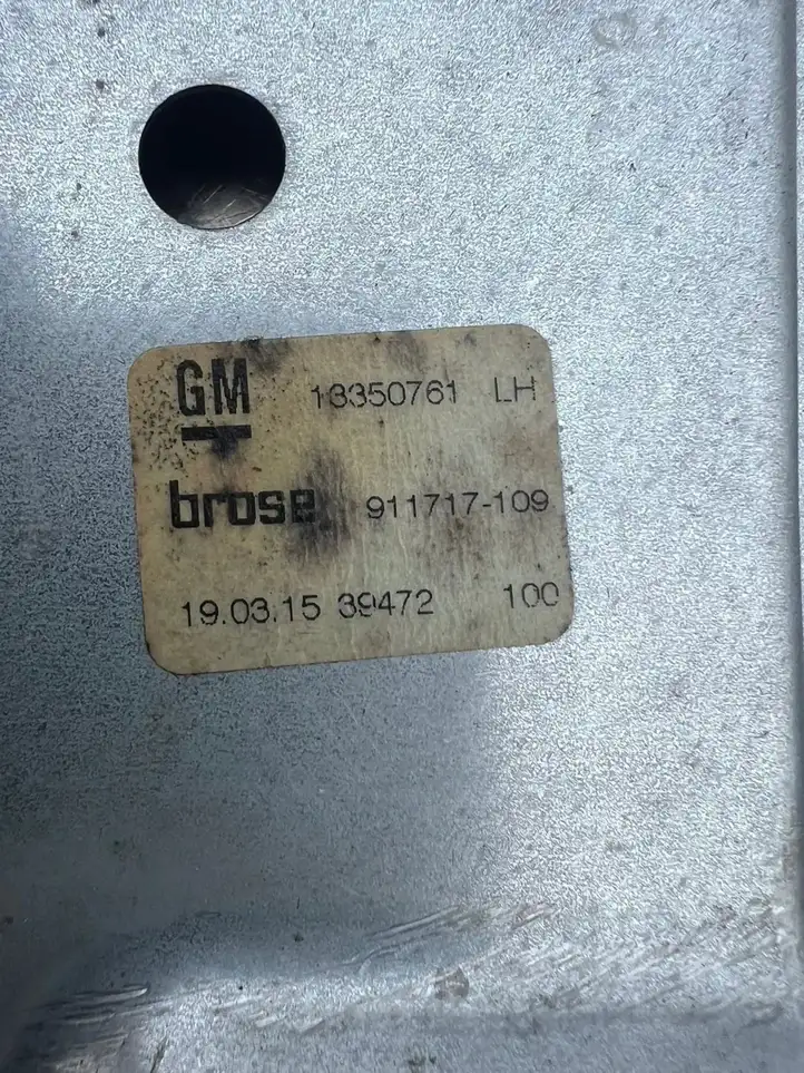 Opel Astra J (2012 - 2015) 915345105LH Механический стеклоподъемник задней двери — фото 2