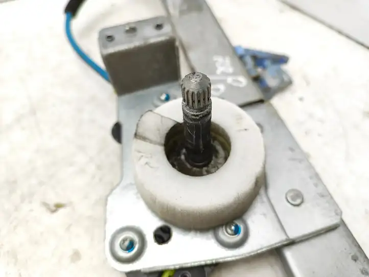 Citroen C2 (2008 - 2014) Механический стеклоподъемник передней двери — фото 4