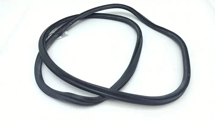BMW Z4 E85 E86 (2002 - 2008) Уплотнитель багажной двери (кузов) — фото 2