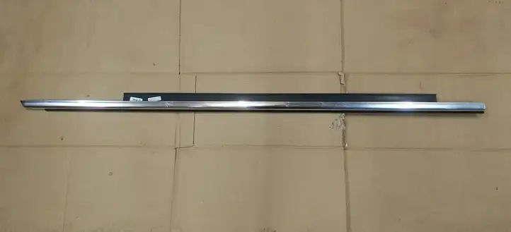 Audi A4 S4 B8 8K (2007 - 2011) 8K0853284G Накладка стекла передней двери — фото 1