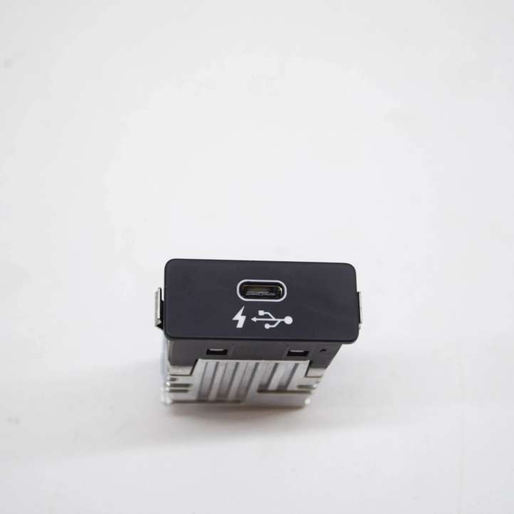 8711939 BMW 3 G20 G21 USB jungtis