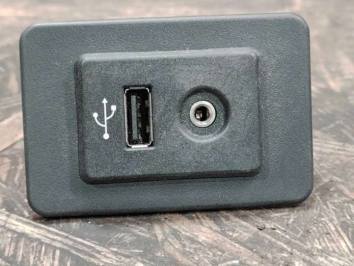 684403VU0A Nissan Note (E12) USB jungtis