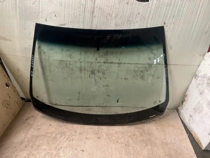 Renault Megane II (2002 - 2005) Переднее стекло — фото 1