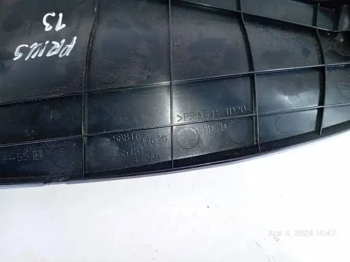 Toyota Prius (XW30) (2009 - 2015) 58816-47020 Прочие детали салона — фото 2