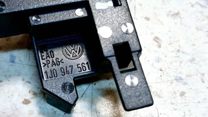Volkswagen Golf V (2003 - 2009) 1J0947561 Датчик стояночного тормоза — фото 4