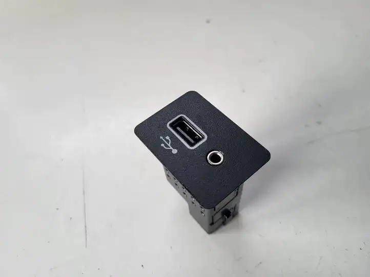 Nissan Micra K14 (2017 - ) USB разъем — фото 2