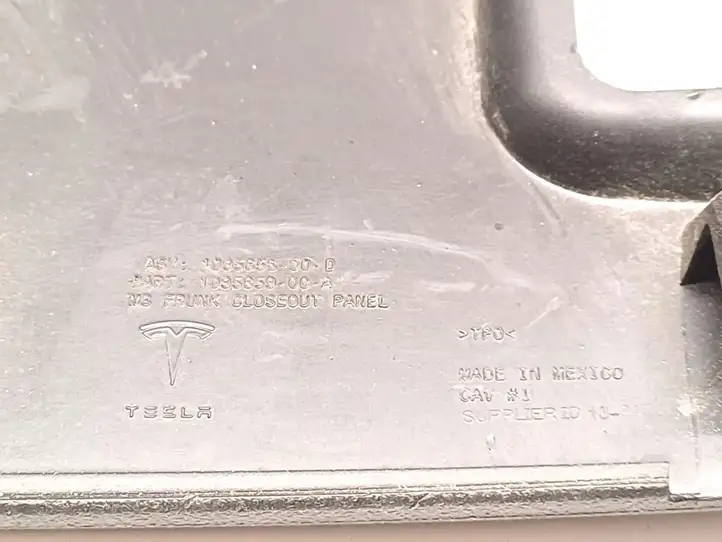 Tesla Model 3 (2017 - 2023) 1095856-00-D Накладка замка капота — фото 2