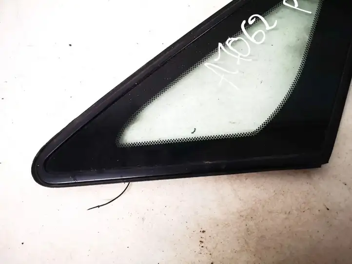 Toyota Avensis Verso (2004 - 2009) Треугольное стекло кузова — фото 2