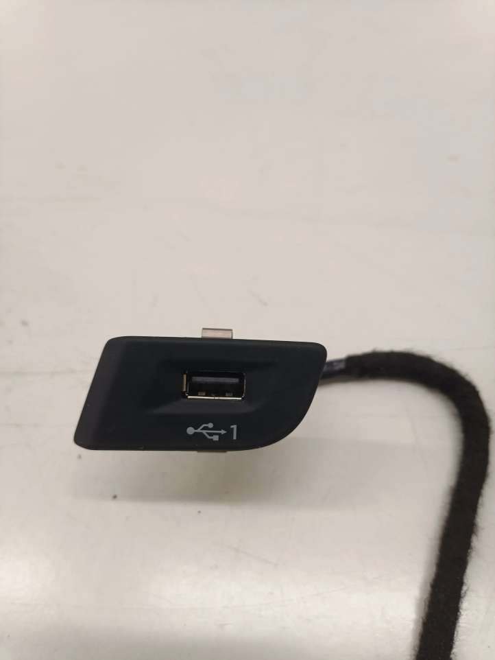 81C035726 Audi Q2 - USB jungtis