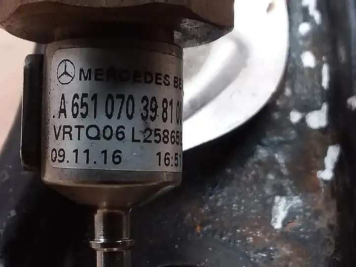 Mercedes-Benz Sprinter W906 (2006 - 2018) A6510703981 Датчик уровня топлива — фото 2