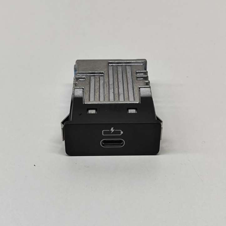 8711940 BMW 4 G22 G23 G24 G26 USB jungtis