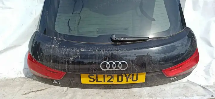 Audi A1 (2010 - 2014) Juoda Крышка багажника — фото 2