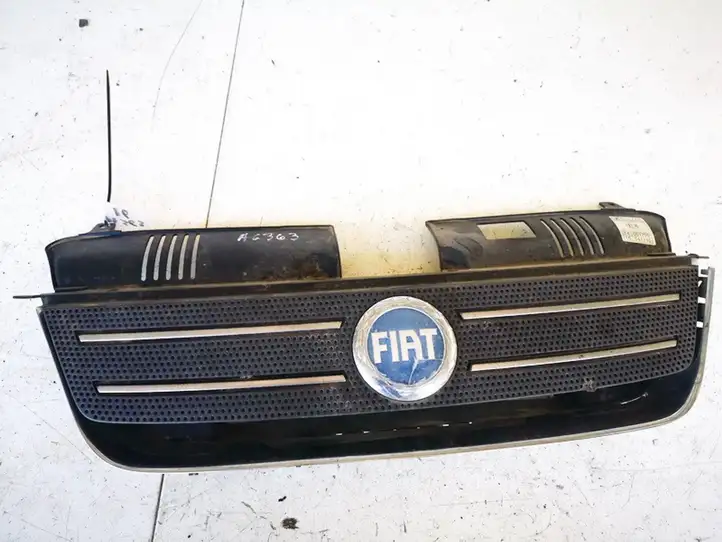 Fiat Idea (2003 - 2016) 735357980 Передняя решетка — фото 1