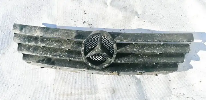 Mercedes-Benz C W203 (2000 - 2007) A2038800383 Передняя решетка — фото 1