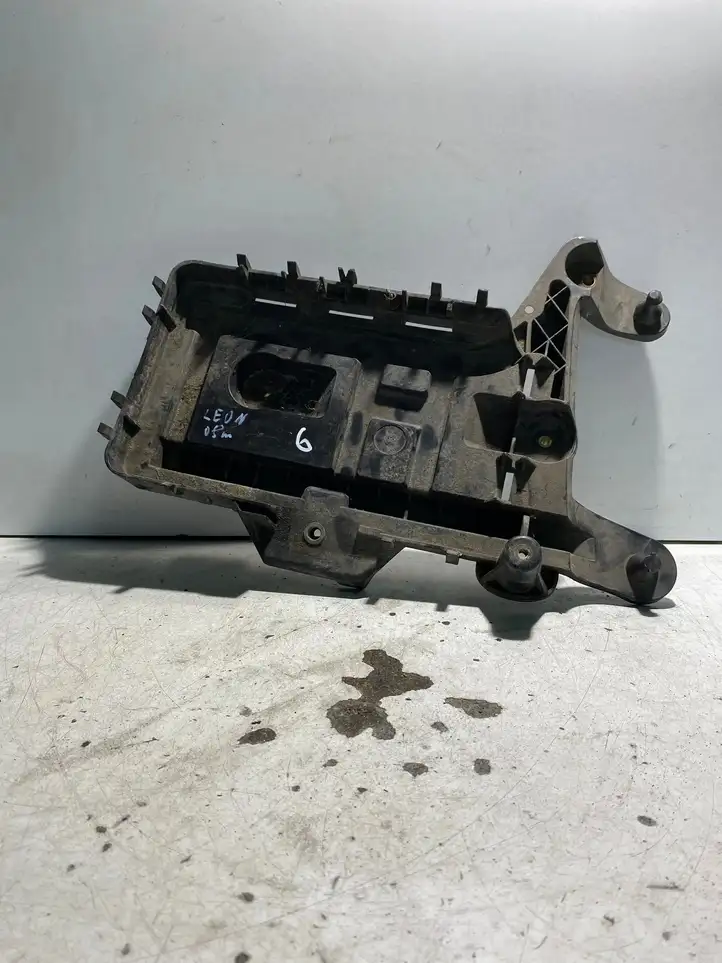 Seat Leon (1P) (2005 - 2012) 1K0915333C Площадка аккумулятора — фото 1