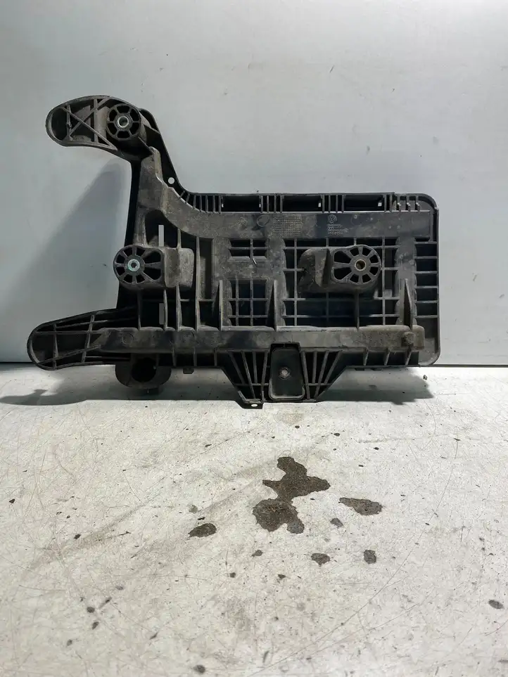 Seat Leon (1P) (2005 - 2012) 1K0915333C Площадка аккумулятора — фото 2