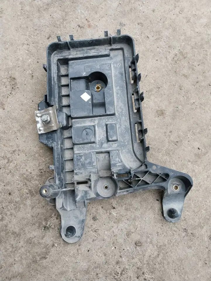 Volkswagen Caddy (2004 - 2010) 1K0915333B Площадка аккумулятора — фото 1
