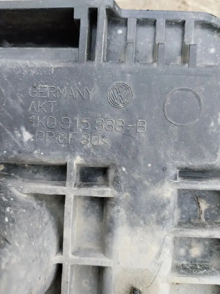 Volkswagen Caddy (2004 - 2010) 1K0915333B Площадка аккумулятора — фото 3