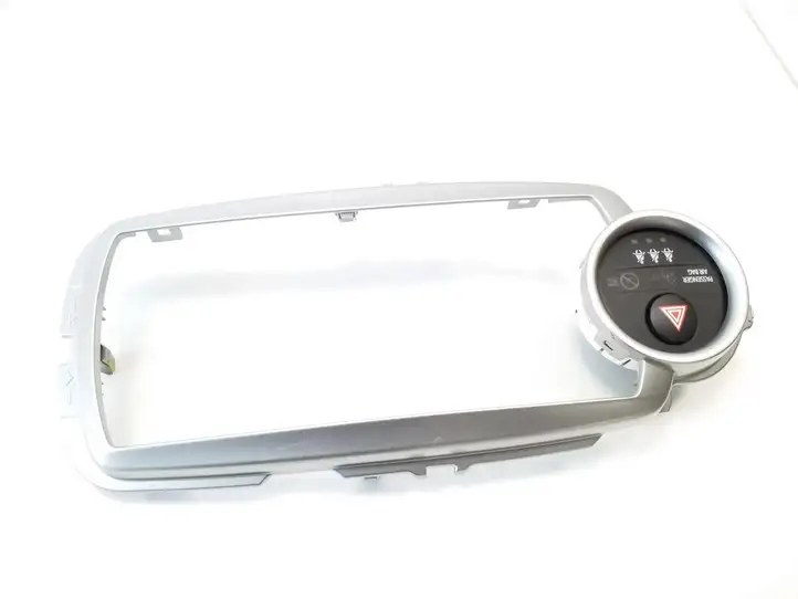 Toyota Yaris (2009 - 2012) 864510D010 Прочие детали салона — фото 3