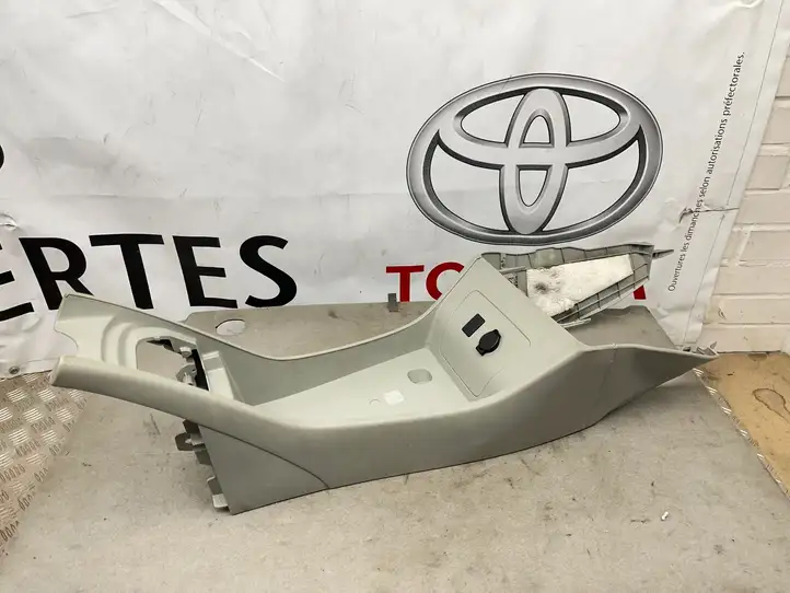 Toyota Prius (XW30) (2009 - 2015) 5881047010 Прочие детали салона — фото 1