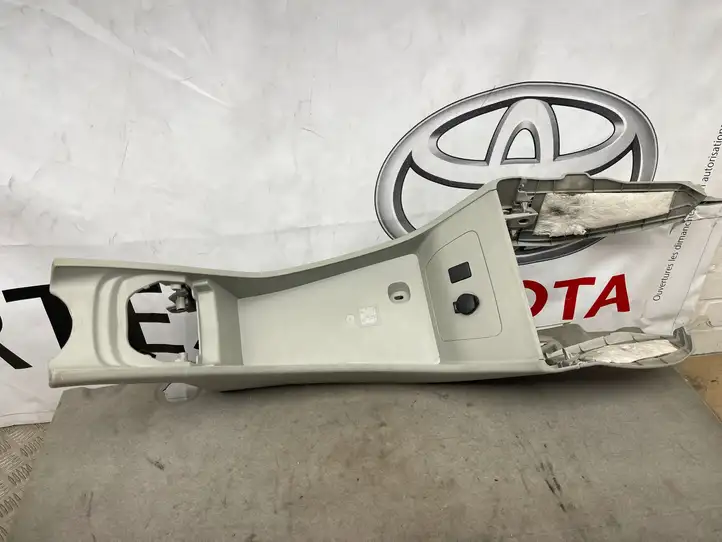 Toyota Prius (XW30) (2009 - 2015) 5881047010 Прочие детали салона — фото 4