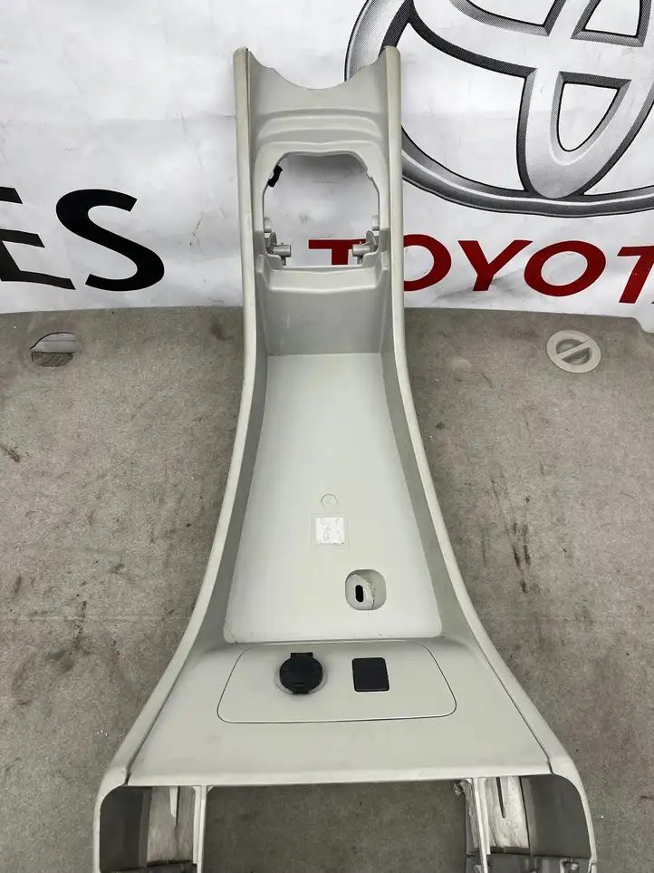 Toyota Prius (XW30) (2009 - 2015) 5881047010 Прочие детали салона — фото 8