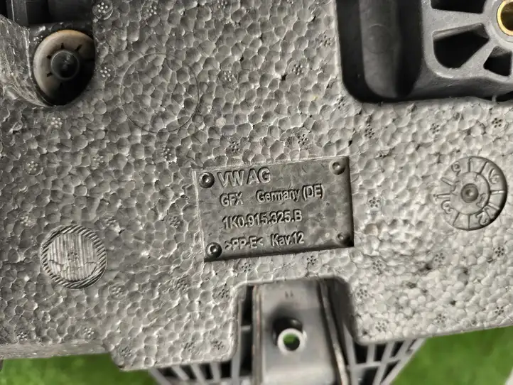 Volkswagen PASSAT B7 (2011 - 2014) 1K0915325B Площадка аккумулятора — фото 3