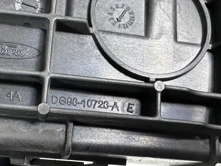 Ford Mondeo MK V (2014 - ) DG9310723A Площадка аккумулятора — фото 3