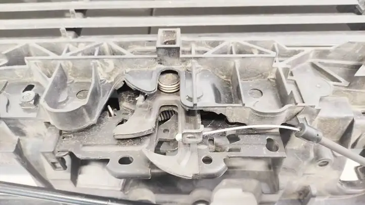 Ford Puma (2019 - ) Замок капота — фото 1