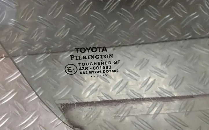 Toyota Yaris (2014 - 2019) Стекло передней двери — фото 2