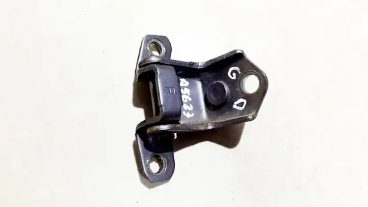 Mazda 6. (2002 - 2005)   Нижняя петля задней двери