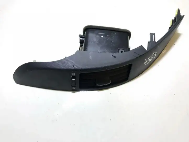 Toyota Corolla Verso AR10 (2004 - 2009) 5568064020 Центральный воздушный дефлектор — фото 1
