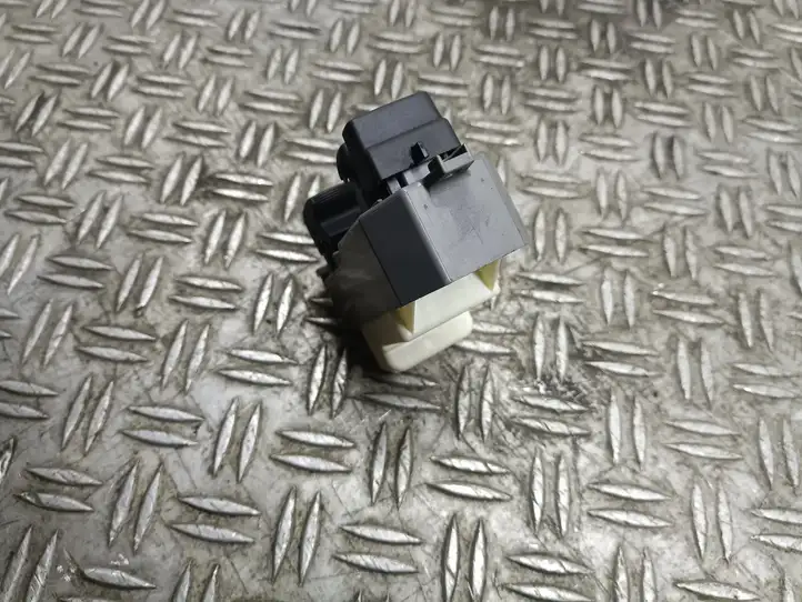 Toyota Yaris (2005 - 2009) Кнопка стеклоподъемников — фото 1