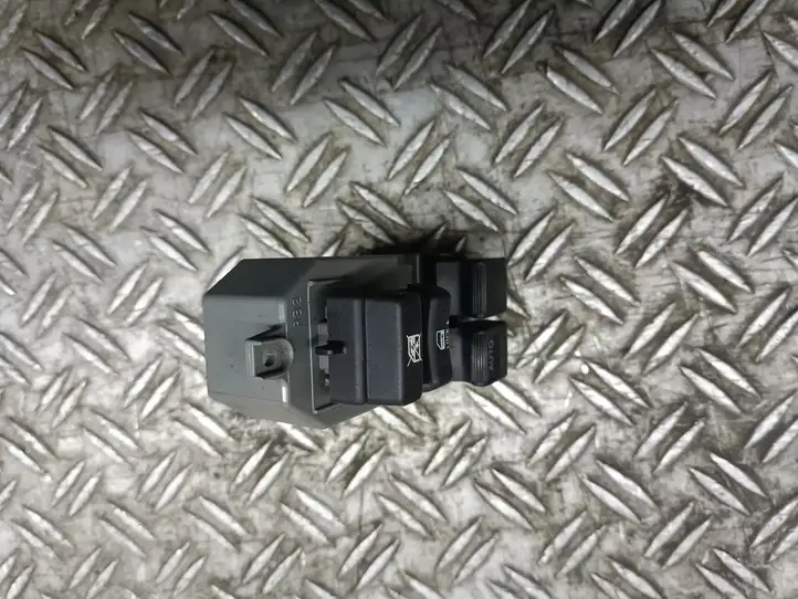 Toyota Yaris (2005 - 2009) Кнопка стеклоподъемников — фото 2