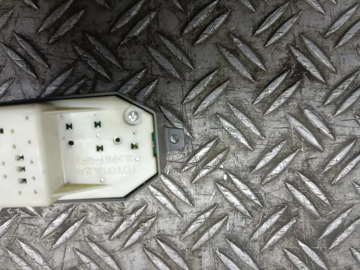 Toyota Yaris (2005 - 2009) Кнопка стеклоподъемников — фото 3