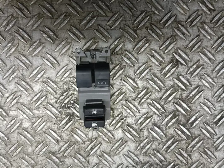 Toyota Yaris (2005 - 2009) Кнопка стеклоподъемников — фото 4