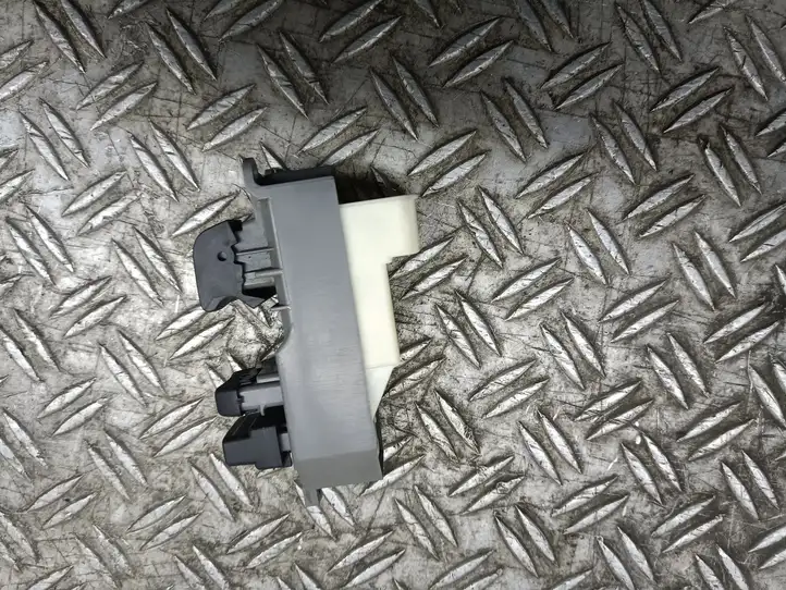 Toyota Yaris (2005 - 2009) Кнопка стеклоподъемников — фото 6