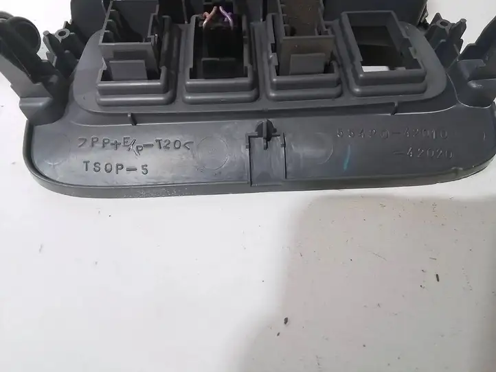 Toyota RAV 4 (XA20) (2000 - 2005) 5542042010 Прочие детали салона — фото 3