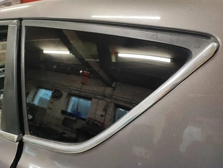 Ford Kuga I (2008 - 2012) 43R004523 Заднее боковое стекло — фото 1