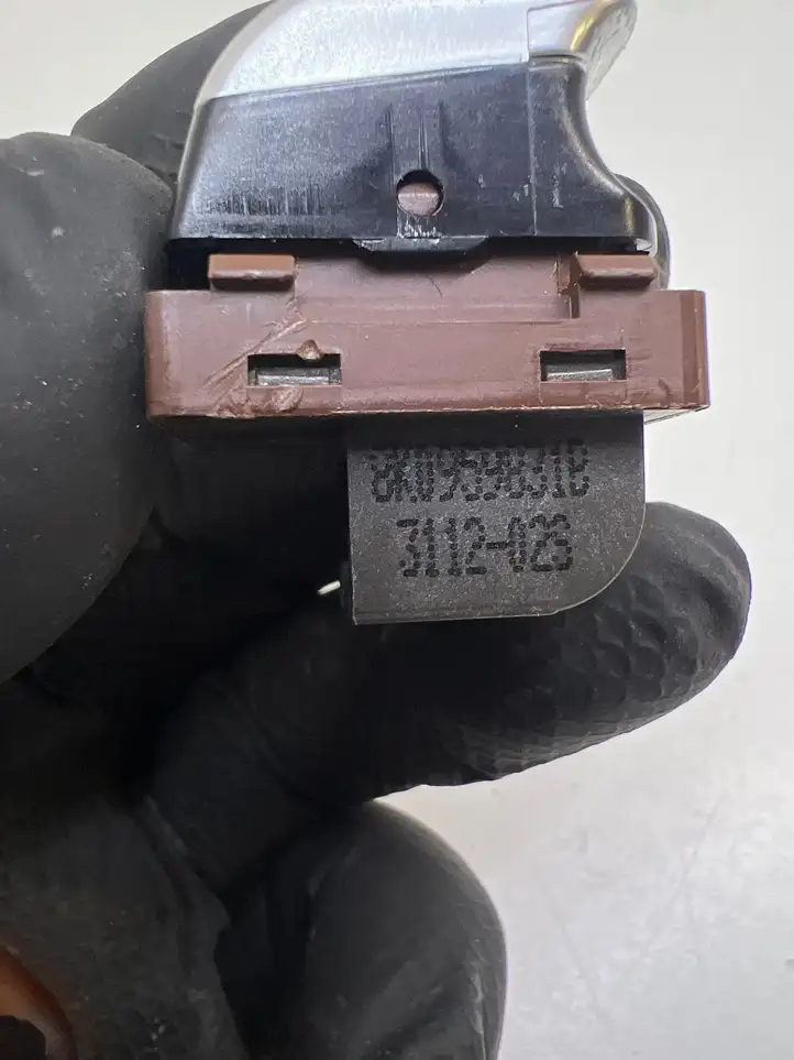 Audi A4 S4 B8 8K (2007 - 2011) 8K0959831B Кнопка открытия задней двери — фото 2