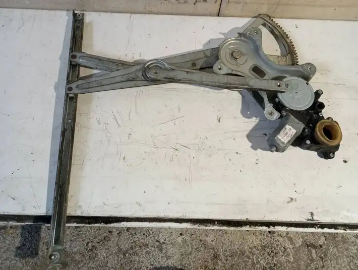 Toyota Corolla Verso AR10 (2004 - 2009) 698300F020 Стеклоподъемник задней двери — фото 2