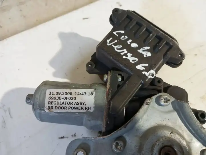 Toyota Corolla Verso AR10 (2004 - 2009) 698300F020 Стеклоподъемник задней двери — фото 3