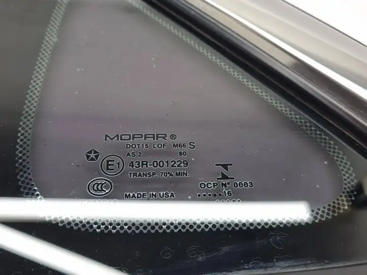Chrysler Pacifica (2016 - ) 68227746AC Треугольное стекло кузова — фото 3