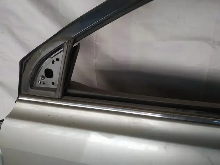 Toyota Avensis T250 (2003 - 2006) Накладка стекла передней двери — фото 3