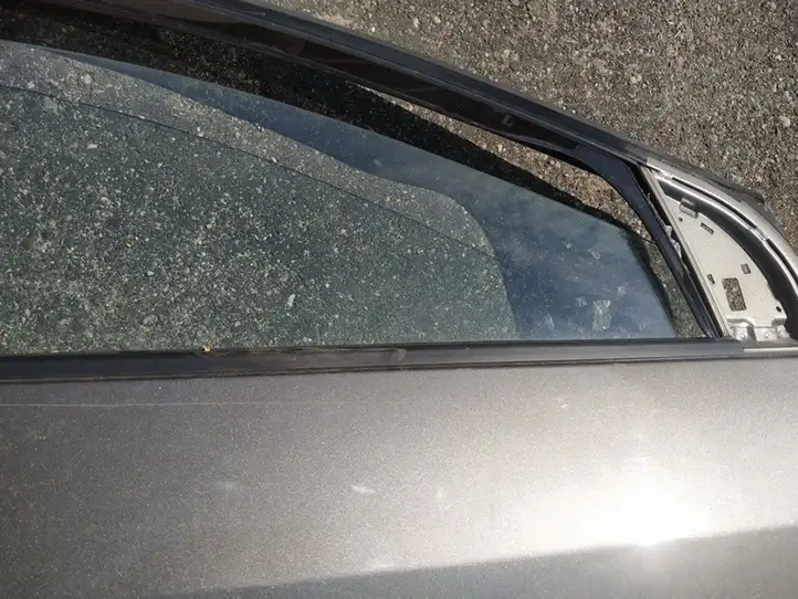 Honda Civic (2006 - 2011) Накладка стекла передней двери — фото 3