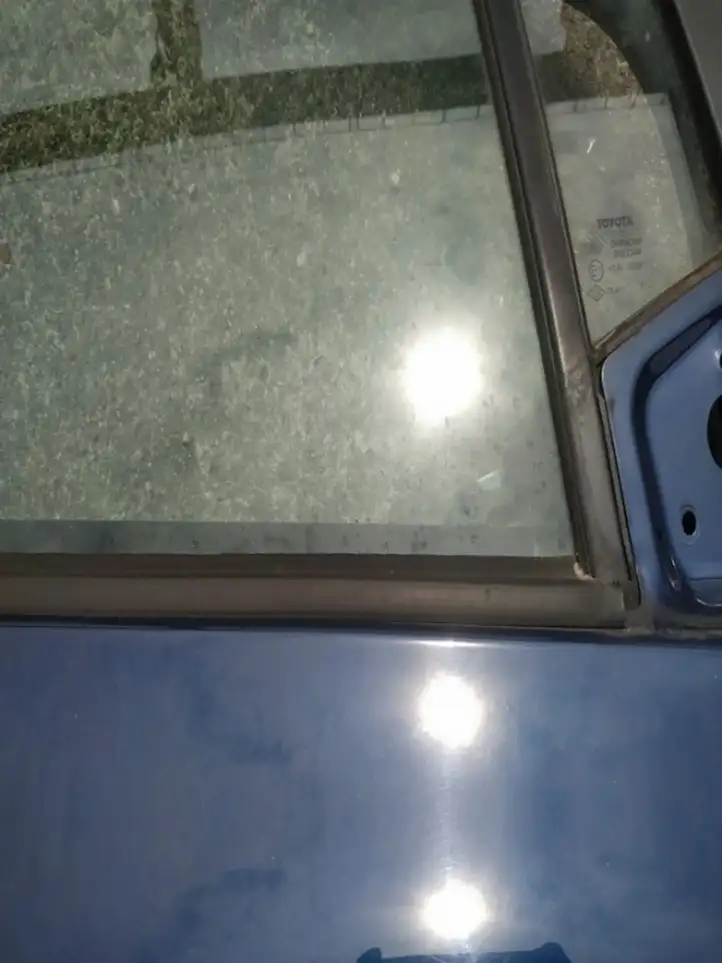 Toyota Yaris (2005 - 2009) Накладка стекла передней двери — фото 2