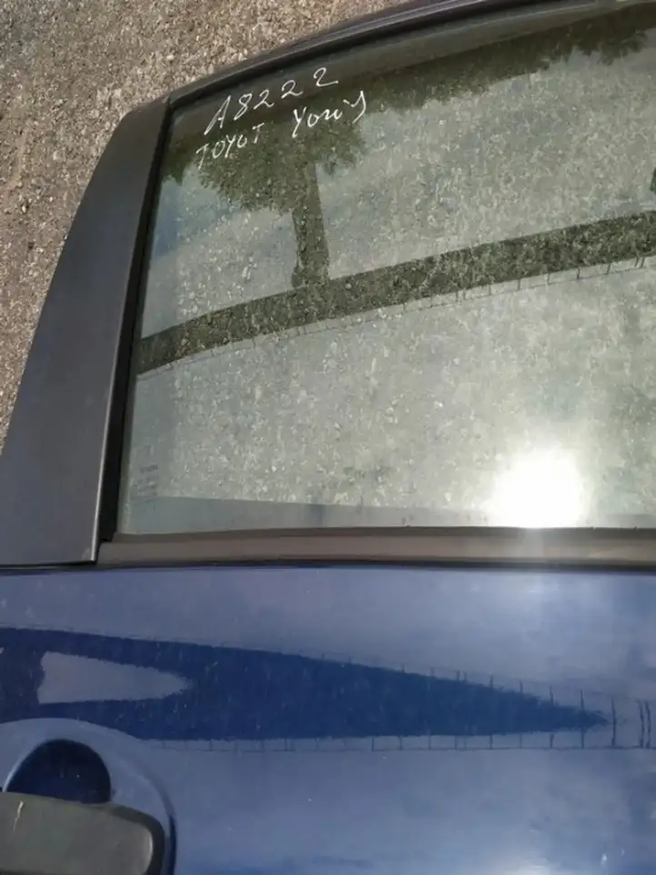 Toyota Yaris (2005 - 2009) Накладка стекла передней двери — фото 3