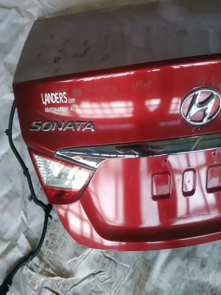 Hyundai Sonata (2010 - 2015) raudonas Крышка багажника — фото 2